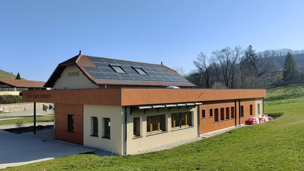 1 Vue generale Panneaux photovoltaique Batiment passif scaled