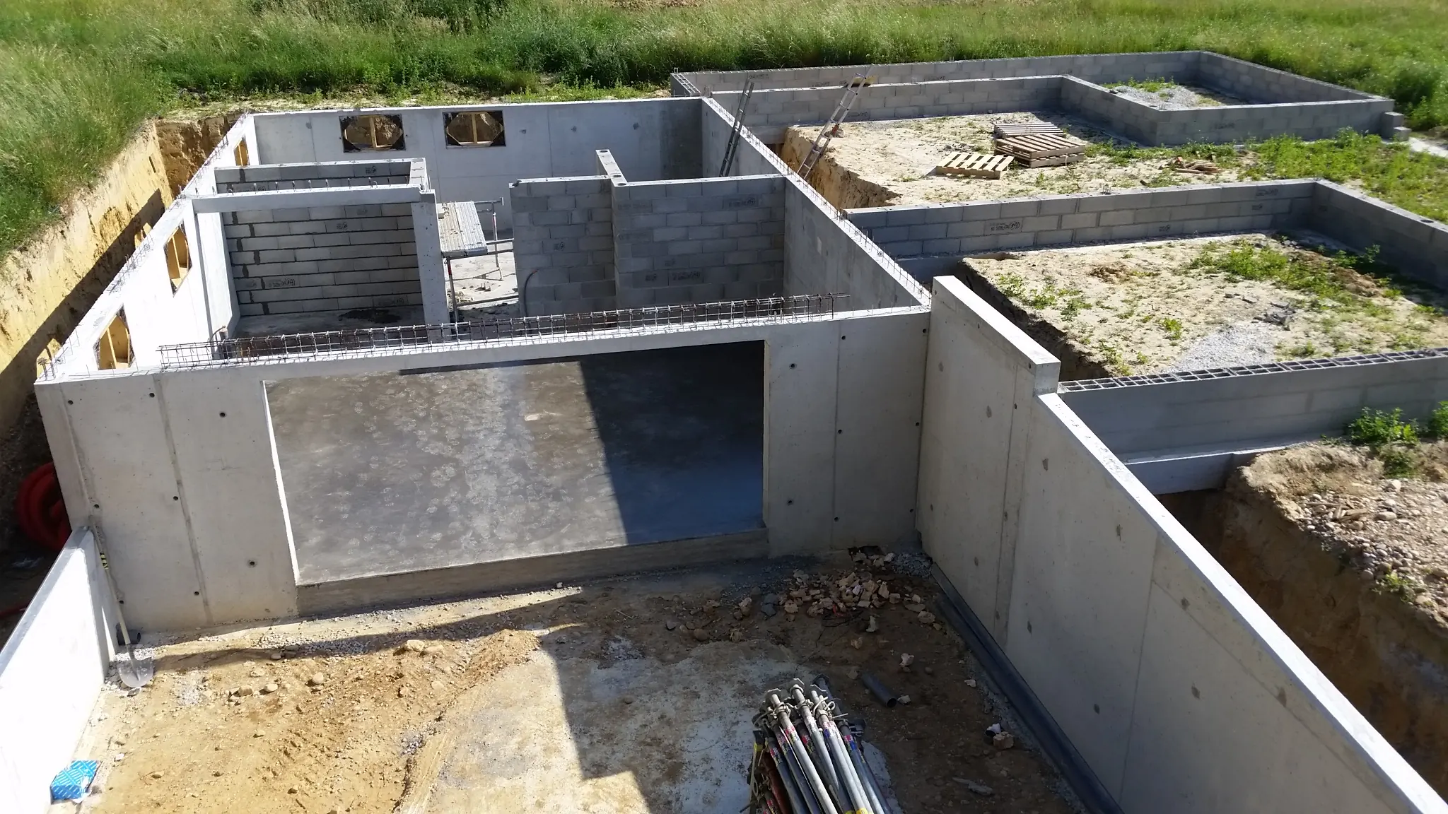 Soubassement béton armé avec dalle poutrelle hourdis et dallage béton armé sur terre plein