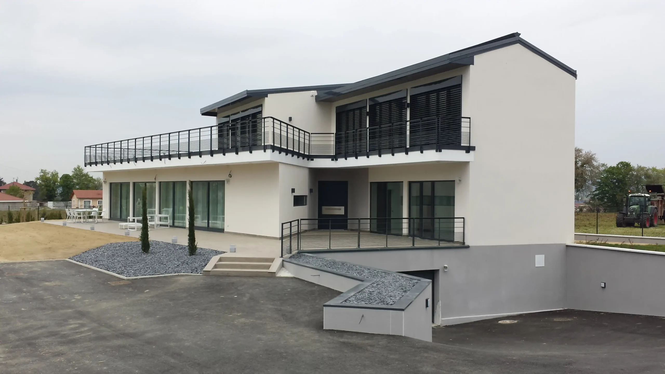 Villa d’architecte sur 250m² sur sous-sol enterré et murs agglos