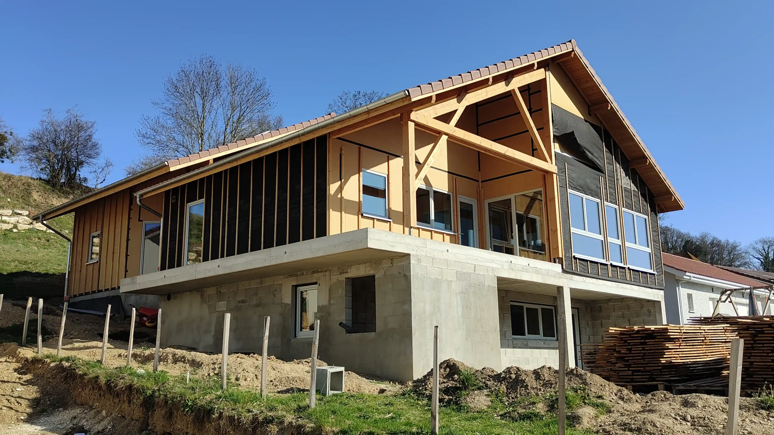 Soubassement béton armé enterré avec ossature bois et isolation en paille