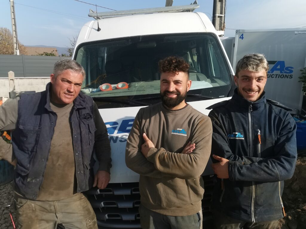 De gauche a Droite Alfredo Chef de chantier Luis Paul scaled
