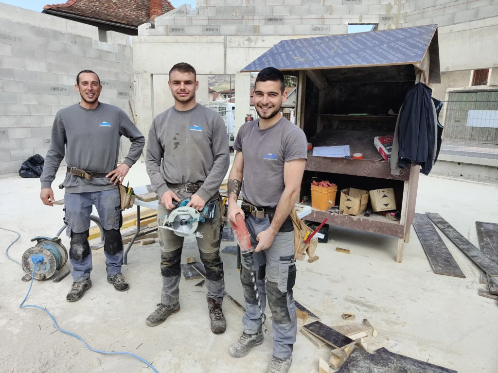 De gauche a drioite Miguel chef de chantier Adrien Daniel scaled