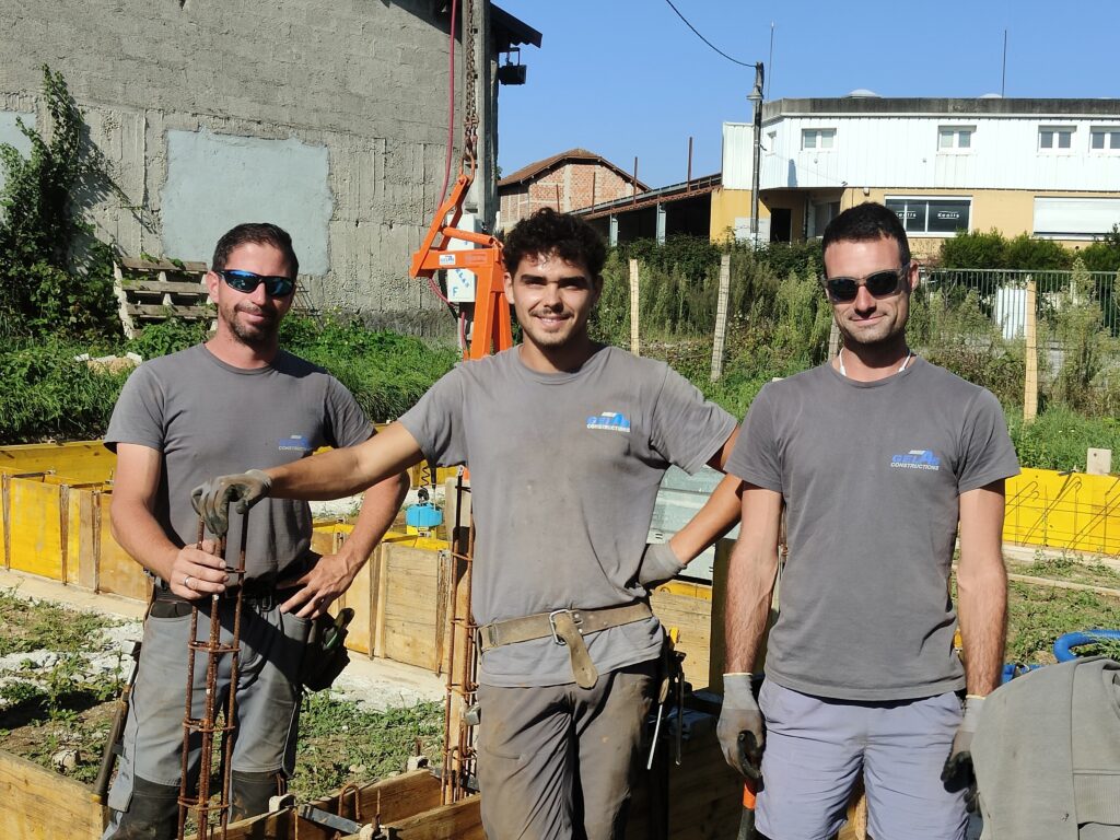 De gauche a droite Mickael   Nelson   David Chef de chantier scaled