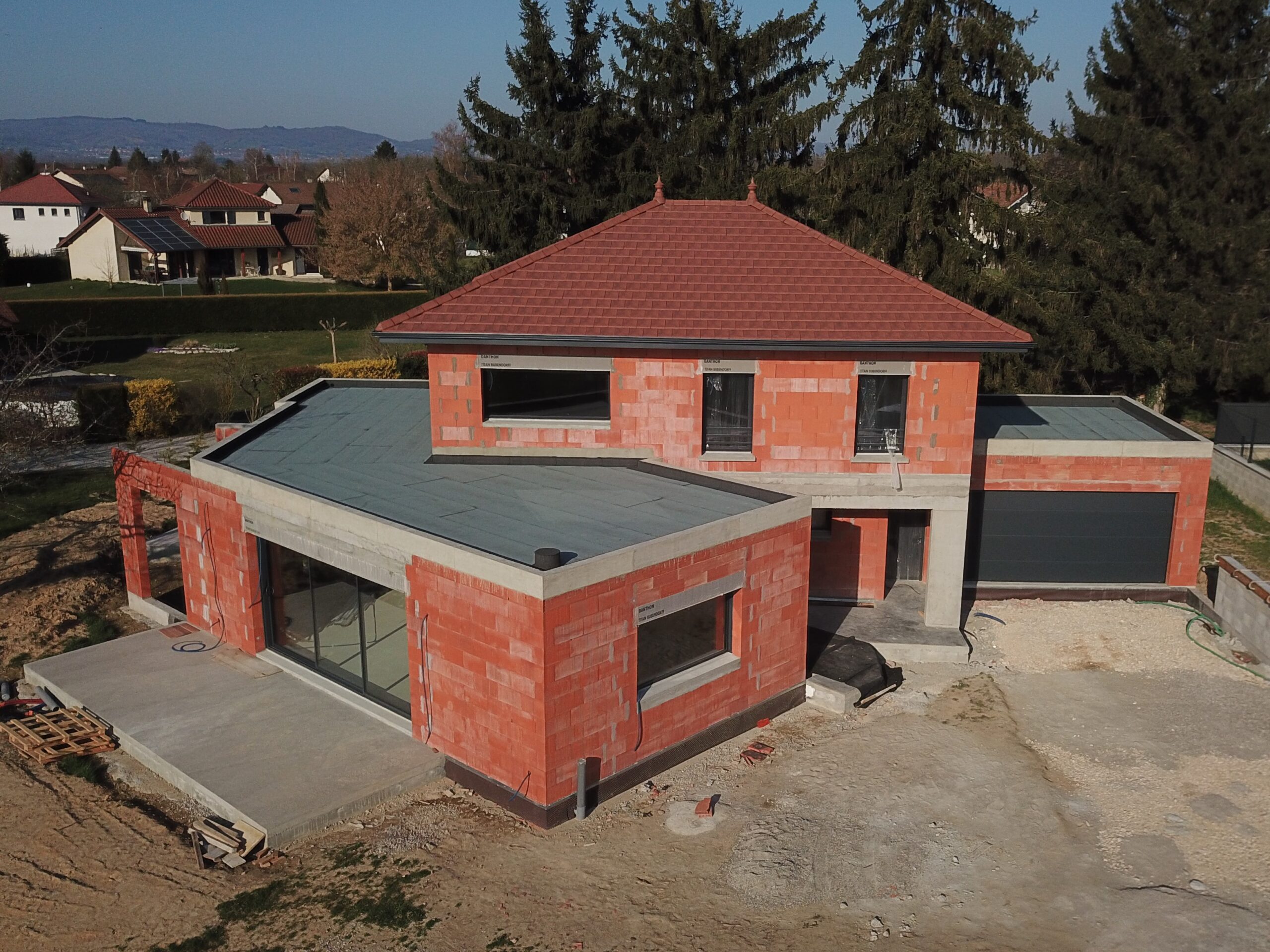 Maison d’architecte en brique terre cuite de 20cm