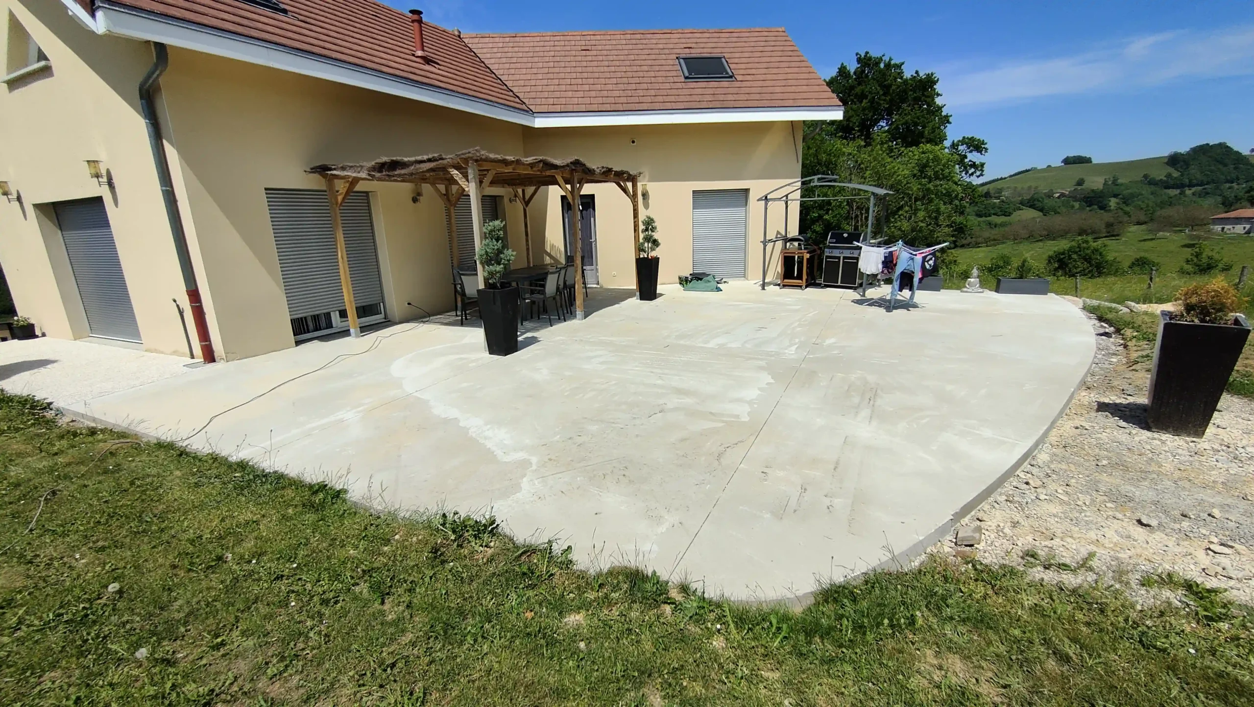 Allée en béton désactivé et terrasse béton armé