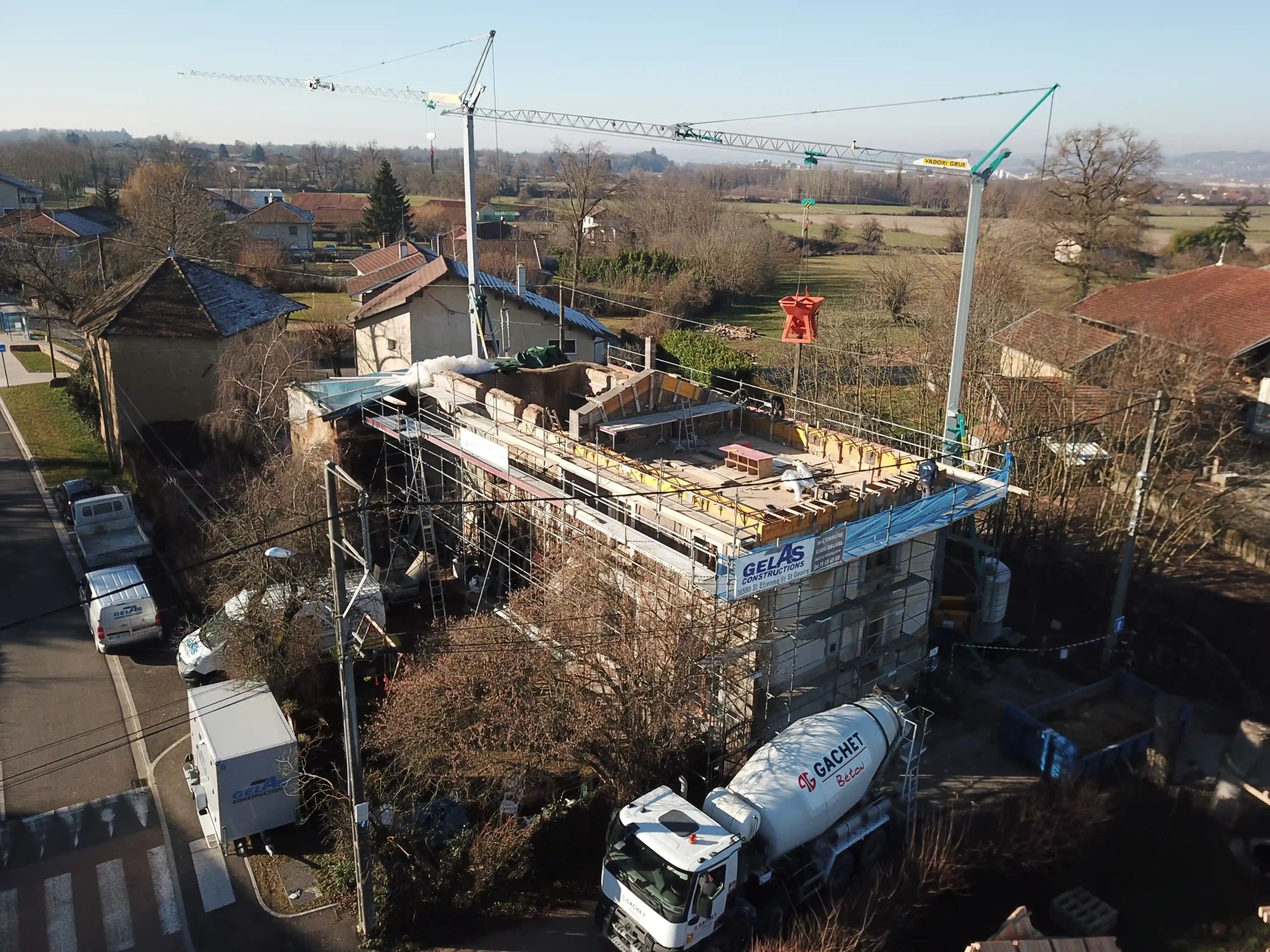 Réalisation de chainage, ceinture en béton armé en tête de mur en pisé ou pierres