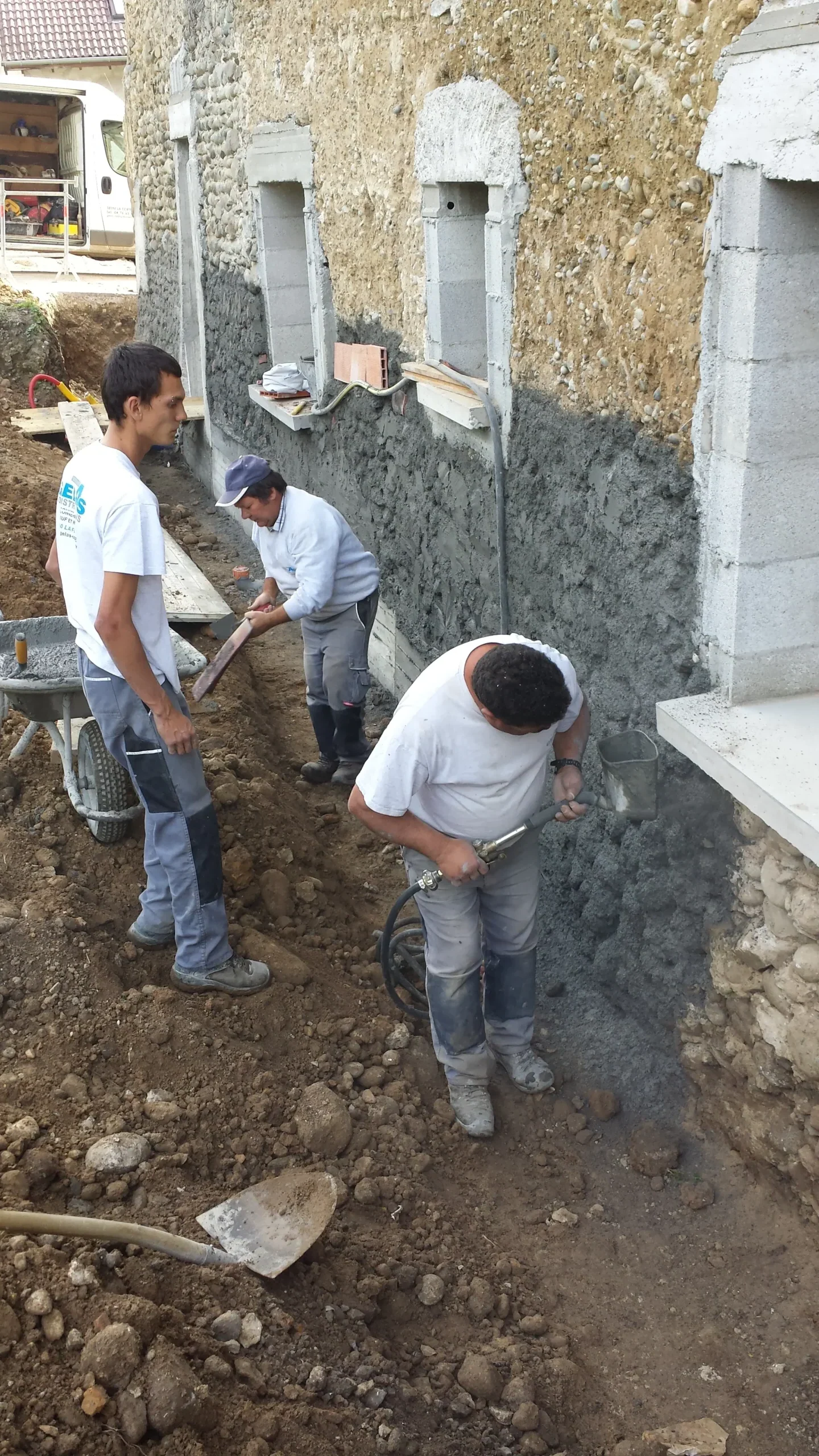 Drainage et protection de soubassement en pisé ou pierres