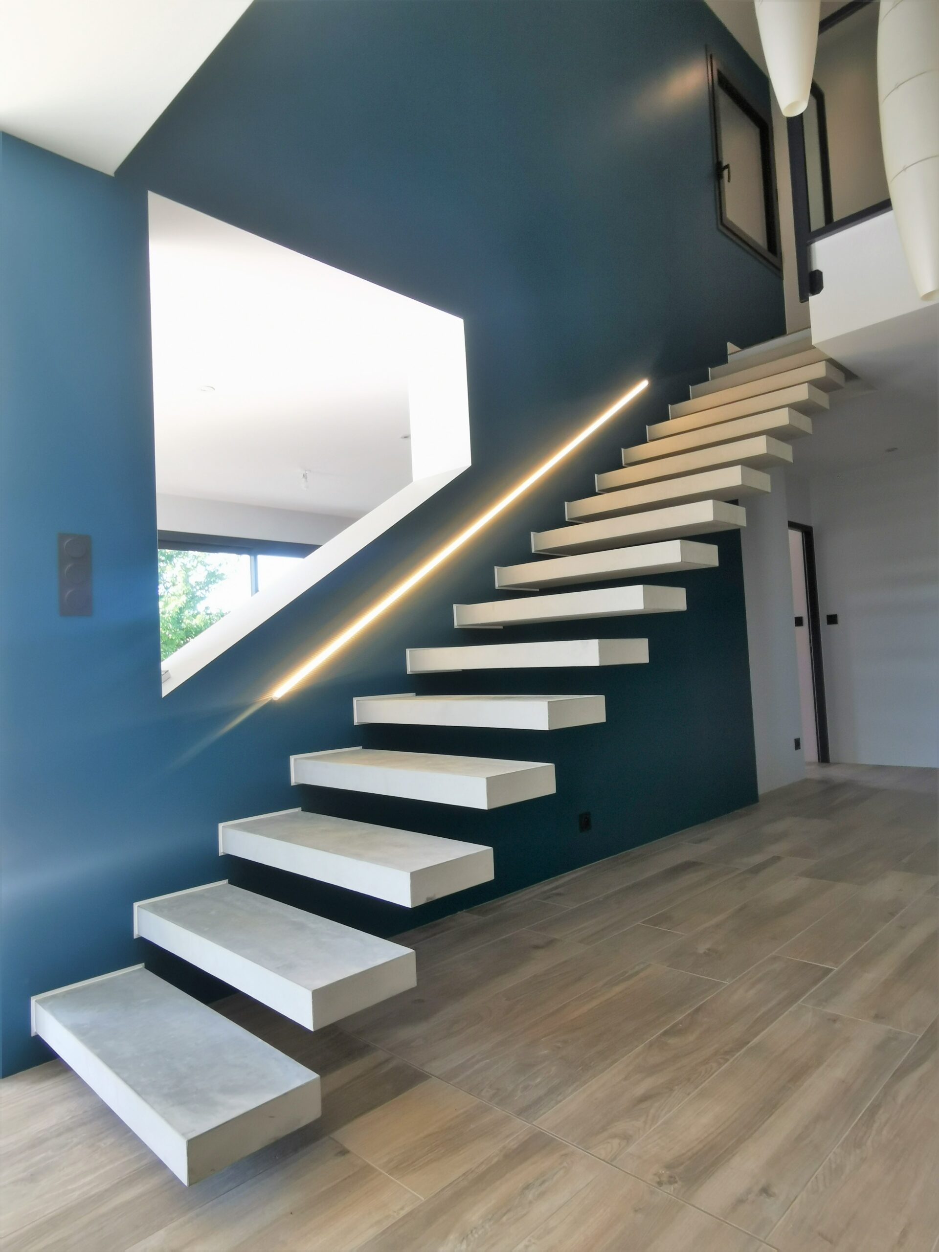 Escalier suspendu en béton armé