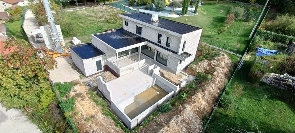 Maison architecte Voiron Gelas constructions vue extérieure travaux en cours