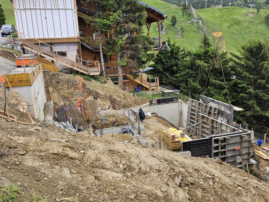 fondation chalet en cours pose coffrage béton chamrousse Gelas Constructions