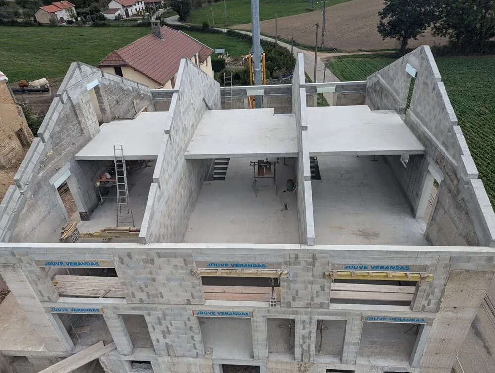 Rénovation complète à Burcin : l’expertise de nos maçons